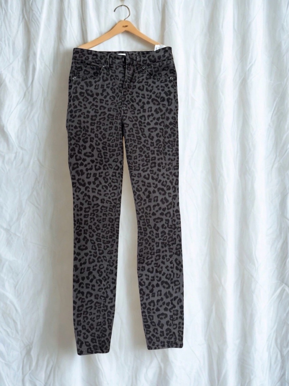 Good American Leopard Print Skinny Jeans in Gray and Black